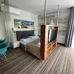 Luxury Krynica -apartamenty No 1 With Swimming Pool Hotel apartamentowy Krynica Morska